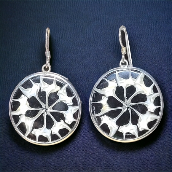 925 Sterling Silver Natural Trochoidea Top Shell Inlaid Black Resin Earrings - Picture 2 of 7